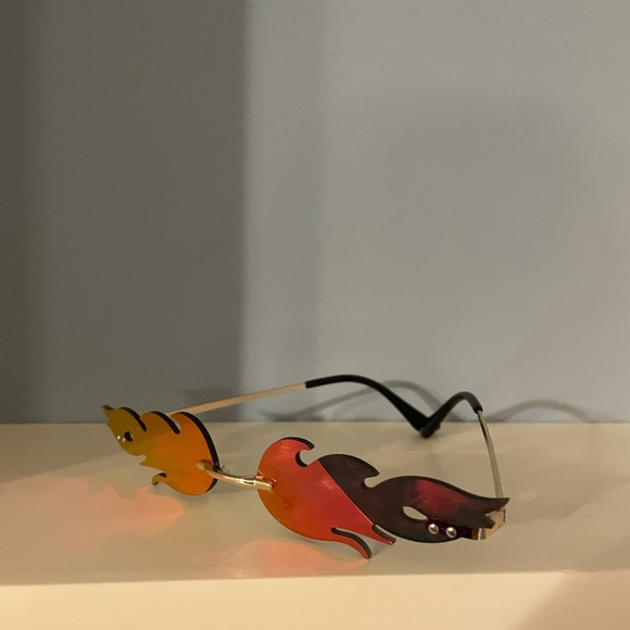 Flame reflecting glasses - Picture 3 of 3